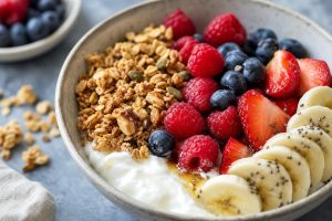 High-Protein Greek Yogurt Breakfast Bowl: 38g Protein Per Serving